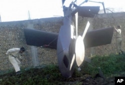 Destroços do novo helicóptero americano, podendo ver-se, para além dos estabilizadores (asas curtas), o novo design da hélice principal, com 5 pás curtas, em vez de 4 pás longas.