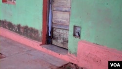 A casa onde Agostinho Neto viveu, nos anos 40, em Malanje, necessita de obras de conservação (VOA / Isaías Soares)