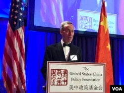 美中貿易全國委員會會長艾倫大使2019年11月21日在五月花飯店接受美中政策基金會頒發的“傑出成就獎”後發表講話（美國之音莉雅拍攝）