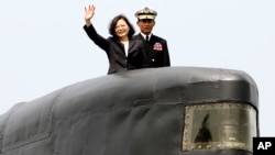 2017年3月21日，台灣總統蔡英文(左)來到南台灣的高雄左營海軍基地，從劍龍級潛艇上揮手。