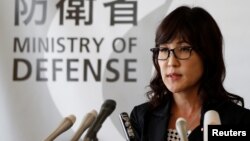 日本新任防衛大臣稻田朋美在東京的一個記者會上回答問題。 （2016年9月9日）