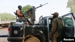 Un soldat est assis sur l'un des camions utilisés pour ramener les filles qui ont été kidnappées dans un pensionnat de l'État de Zamfara, au nord-ouest du Nigéria, après leur libération à Zamfara, au Nigéria, le 2 mars 2021.