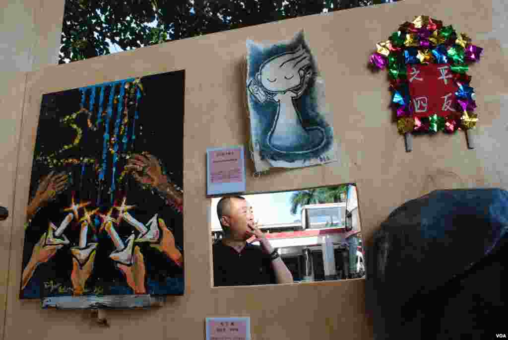 李明慧表示,在尖沙咀擺設的陸肆.廿五街頭小展覽,在中國自由行旅客聚集吸煙的地點,希望吸引他們上前參觀