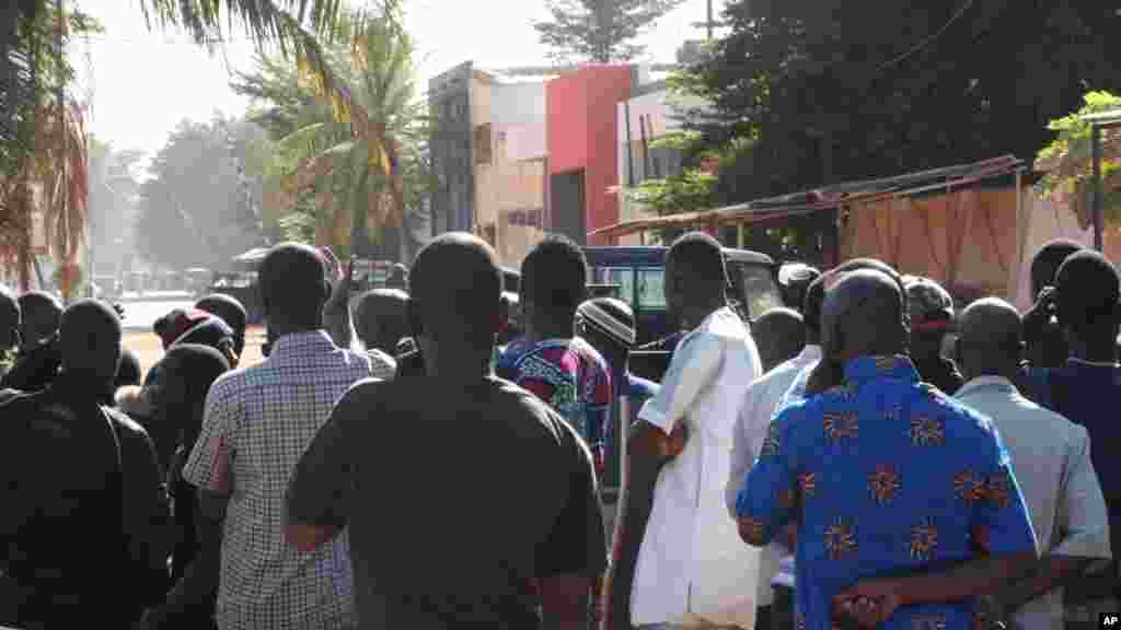 Des passants se rassemblent près de l'hôtel Radisson, Bamako, Mali, 20 novembre 2015. 