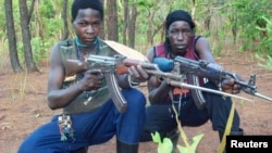 Des combattants du mouvement rebelle ougandais (LRA) dans la forêt, près de la rivière Mbou en République centrafricaine, 4 Avril 2012.