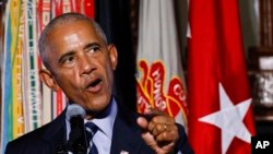 អតីតប្រធានាធិបតីលោក Barack Obama ថ្លែងទៅកាន់ភ្ញៀវបន្ទាប់ពីទទួលរង្វាន់Sylvanus Thayer ២០២៤ នៅ West Point កាលពីថ្ងៃទី១៩ កញ្ញា ឆ្នាំ២០២៤នៅទីក្រុងញូវយ៉ក។
