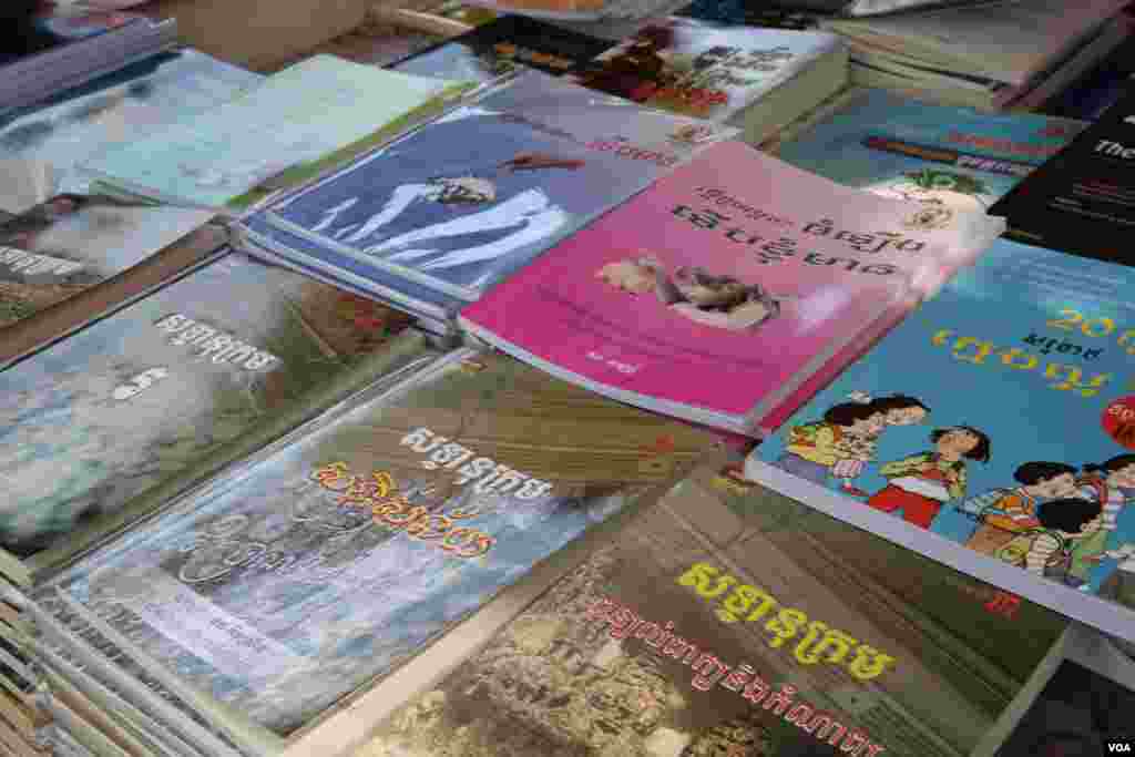 ការដាក់តាំងបង្ហាញសៀវភៅ នៅក្នុង«ពិព័រណ៌សៀវភៅនៅកម្ពុជា លើកទី៤» នៅឯបណ្ណាល័យជាតិ ក្នុងរាជធានីភ្នំពេញនៅថ្ងៃទី១១ ខែធ្នូ ឆ្នាំ២០១៥។ (ហ៊ាន សុជាតា/ VOA) 