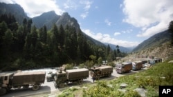 印度軍隊的一個車隊在印控克什米爾甘德巴爾地區行駛。 （2020年9月1日）