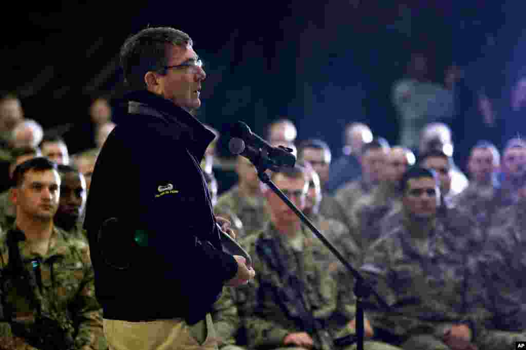 Le Secrétaire à la Défense Ashton Carter s'entretient avec des militaires américains à l'aérodrome de Kandahar en Afghanistan, le 22 février 2015.