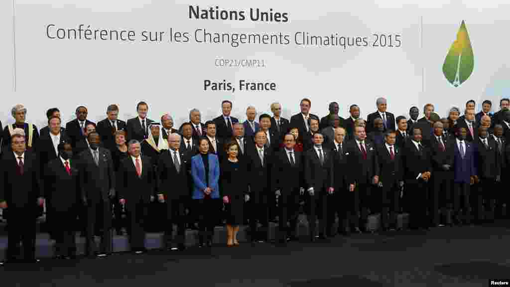 Les dirigeants du monde posent pour une photo de famille lors de l'ouverture de la Conférence mondiale sur le changement climatique 2015 (COP21) au Bourget, près de Paris, France, 30 novembre 2015.