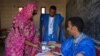 Une femme se fait marquer le doigt à l’encre indélébile après avoir voté à Nouakchott, Mauritanie, 21 juin 2014.