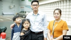 លោកយាង សុធារិន្ទ អតីតអ្នកយកព័ត៌មានឲ្យវិទ្យុអាស៊ីសេរី និងក្រុមគ្រួសាររបស់លោក នៅខាងក្រៅតុលាការដំបូងរាជធានីភ្នំពេញ កាលពីថ្ងៃសុក្រ ទី៣០ ខែសីហា ឆ្នាំ២០១៩។ (ទុំ ម្លិះ/VOA)