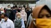 Penumpang yang memakai masker berdiri di dalam kereta komuter pada jam sibuk di sore hari saat varian omicron terus menyebar di Jakarta, 3 Januari 2022. (Foto: REUTERS/Willy Kurniawan)