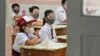 Siswa SD tengah mengikuti pembelajaran tatap muka (PTM) di ruang kelas sebuah SD di Jakarta, di tengah pandemi COVID-19, 30 Agustus 2021. (AP Photo/Dita Alangkara)