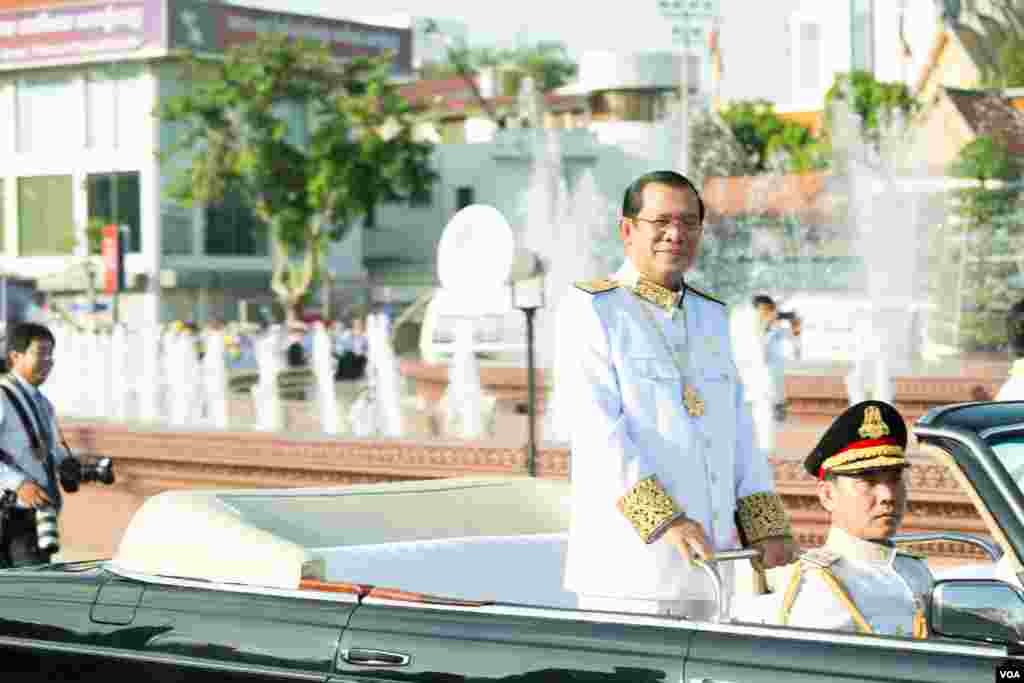 Prime Minister Hun Sen leaves the Independent Monument to the Royal Palace to continue the celebration of 65th anniversary of Independent Day on the 9th November, 2018.(Tum Malis/VOA) 