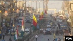 Bajarê Kobanê pir rengên netewî û alên Kurdî hatine xemilandin.