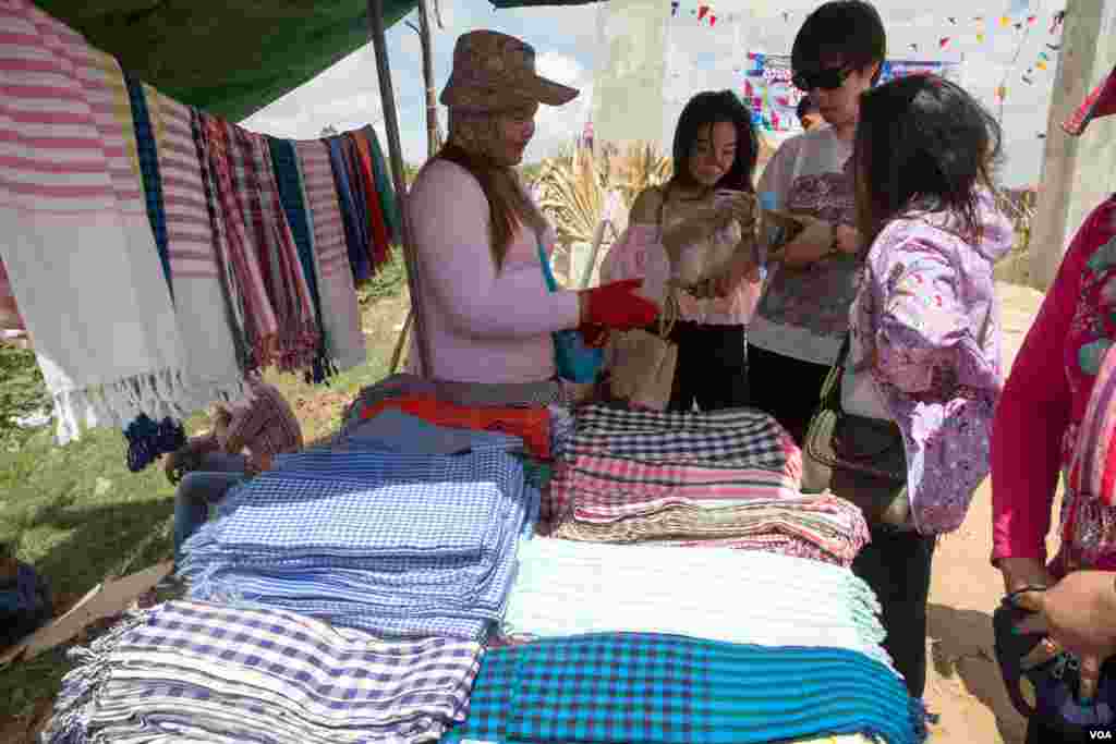 ទិដ្ឋភាពទូទៅនៃកម្មវិធី «បុណ្យភូមិ» ត្រូវបានរៀបចំឡើងដើម្បីបញ្ជ្រាបការយល់ដឹងអំពីទម្រង់វប្បធម៌បុរាណដល់យុវជនកម្ពុជា ក្នុងវត្តទួលក្រសាំង ខេត្តកណ្តាល នៅថ្ងៃទី៧ ខែមេសា ឆ្នាំ២០១៧។ (ហ៊ាន សុជាតា/ VOA)