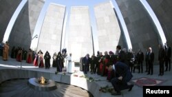 Le pape François et Catholicos de tous les Arméniens Karekin II assistent à une cérémonie en commémoration des Arméniens tués par les forces ottomanes pendant la Première Guerre mondiale au Tzitzernakaberd Genocide Memorial à Erevan, en Arménie, 25 juin 2016. REUTERS / Maurizio Brambatti / Pool - RTX2I44Z