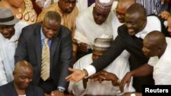 Des membres du Parlement nigérian à l'Assemblée nationale à Abuja, Nigeria, le 25 juin 2015.