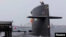 台灣總統蔡英文2017年3月21日在台灣高雄海軍基地的一艘潛艇上揮手。