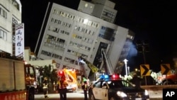 搜救人員繼續搜尋被困在大樓裡的生還者(2018年2月7日)