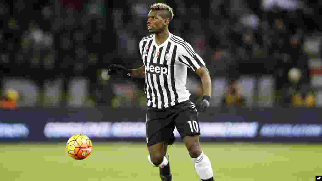 Le milieu de terrain de la Juventus Paul Pogba contrôle le ballon, lors d'un match de foot entre Bologne et la Juventus au Dallà Bologne, le 19 février 2016.