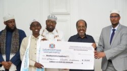 Madaxweyne Xasan iyo Madaxda Wasaaradda Diinta oo abaalmarin lacageed guddoon siinaya, wiilki ku guuleystay Tartanka Qur'aanka Kariimka ee Soomaaliya.