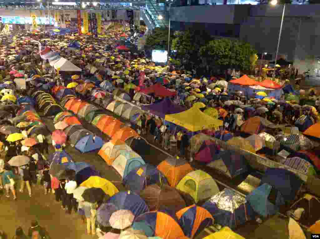 萬人雲集金鐘佔領區紀念佔領運動滿月 (美國之音圖片/海彥拍攝 )