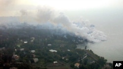 La lave du volcan Nyirangnongo sur le lac Kivu après une éruption, Goma, RDC, 19 janvier 2002. 
