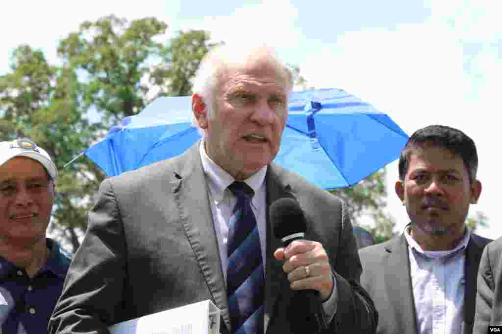 លោក Steve Chabot សមាជិករដ្ឋសភាប្រចាំរដ្ឋ Ohio មកពីគណបក្សសាធារណរដ្ឋ ថ្លែងនៅក្នុងការប្រមូលផ្តុំគ្នាមួយរបស់ពលរដ្ឋខ្មែរនិងអ្នកគាំទ្រគណបក្សសង្គ្រោះជាតិ ដើម្បីទាមទារឲ្យរដ្ឋាភិបាលអាមេរិកជួយស្តារលទ្ធិប្រជាធិបតេយ្យនៅកម្ពុជា រដ្ឋធានីវ៉ាស៊ីនតោន ថ្ងៃទី១៧ ខែកក្កដា ឆ្នាំ២០១៩។ (ទែន សុខស្រីនិត/VO