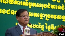 រូបឯកសារ៖ លោក​ស​ ខេង រដ្ឋមន្រ្តី​នៃ​ក្រសួង​មហាផ្ទៃ​ ថ្លែង​ទៅមន្រ្តី​ប៉ូលិស​និង​អភិបាល​នានា​ក្នុង​ការ​ប្រជុំ​នៃ​របាយការណ៍​បូកសរុបចំនួន​​ជន​​​អន្តោប្រវេសន៍​នៅ​ថ្ងៃ​សុក្រ​ ទី​១៩ សីហា ឆ្នាំ​២០១៦ នៅ​រាជធានីភ្នំពេញ។ ​(ឡេង ឡែន/VOA)