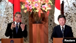 資料照：日本外相茂木敏充（右）和中國國務委員兼外交部長王毅在東京舉行會談後出席記者會。 （2019年11月25日）