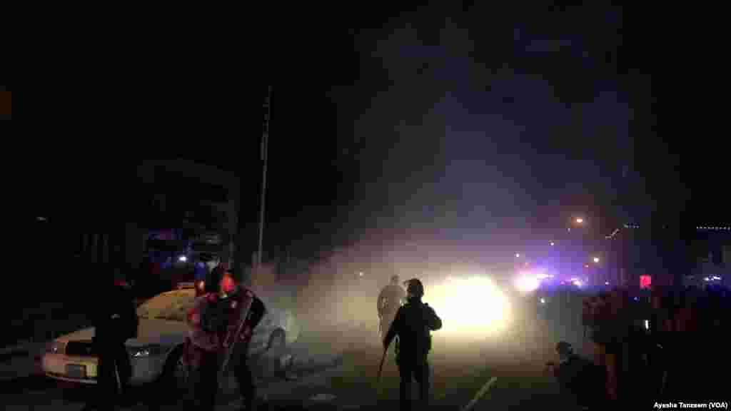 La police force les manifestants à quitter les alentours de la Mairie Ferguson, à Ferguson, Missouri, le 25 novembre 2014.