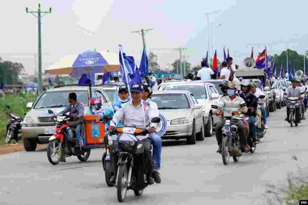 ក្បួនឃោសនានយោបាយរបស់គណបក្សសម្ព័ន្ធដើម្បីប្រជាធិបតេយ្យនៅលើមហាវិថីតេជោរាជធានីភ្នំពេញ កាលពីព្រឹកថ្ងៃទី០៧ ខែ កក្កដា ឆ្នាំ ២០១៨។(គី ម៉េងលី/VOA)