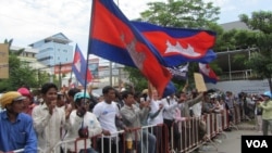 បាតុករ​ជា​ច្រើន​រយ​នាក់​បាន​ដើរ​ដង្ហែរ​ក្បួន​បាតុកម្ម​កាល​ពី​ថ្ងៃ​ទី​២១ ខែ​កក្កដា​ឆ្នាំ​២០១៤​ ទាម​ទារ​អោយ​អ្នក​នាំ​ពាក្យ​នៃ​ស្ថាន​ទូត​វៀតណាម​ ចេញ​មក​សុំ​ទោស​ជា​សាធារណៈ​ជុំ​វិញ​ការ​លើក​ឡើង​ថា​ទឹក​ដី​កម្ពុជា​ក្រោម​គឺ​ជា​របស់​វៀតណាម​តាំង​ពី​យូរ​ណាស់​មក​ហើយ។ (រូប​ថត​ដោយ៖ ស៊ុយ ហ៊ាមខេមរា)
