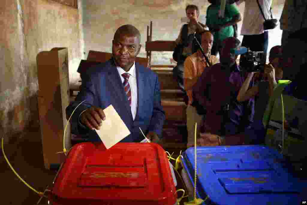 L'ancien Premier ministre Faustin Archange Touadera, l’un de deux candidats au second de la présidentielle, en train de voter à Bangui, en République centrafricaine, 14 février 2016.