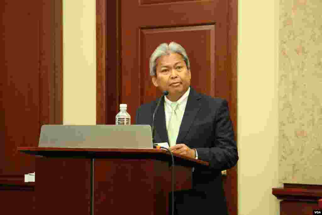 លោក Budi Bowoleksono ឯកអគ្គរដ្ឋទូតឥណ្ឌូនេស៊ីប្រចាំនៅសហរដ្ឋអាមេរិកក្នុងកម្មវិធីខួប ៤០ ឆ្នាំនៃភាពជាដៃគូរវាងសហរដ្ឋអាមេរិក និងសមាគមប្រជាជាតិអាស៊ីអាគ្នេយ៍ នៅមណ្ឌលបដិសណ្ឋារកិច្ចក្នុងវិមានសភាសហរដ្ឋអាមេរិក កាលពីថ្ងៃអង្គារ ទី១៦ ខែឧសភា ២០១៧។ (សឿន វឌ្ឍនា/VOA)
