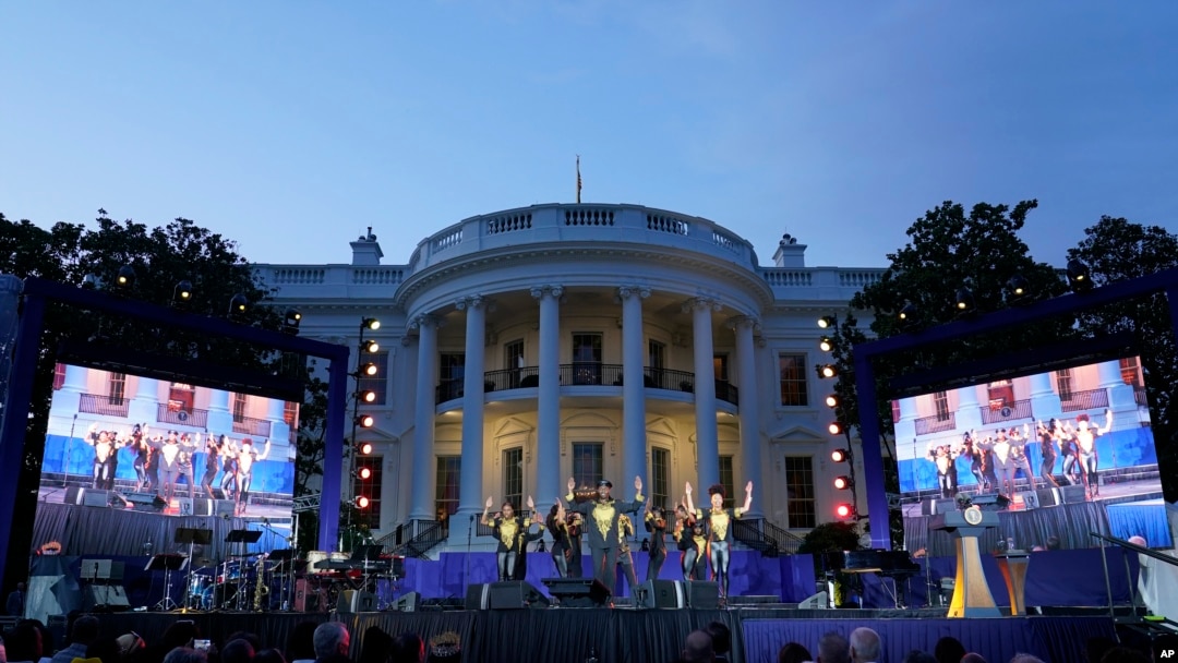 La compañía Paso África se presenta durante un concierto de Juneteenth en el jardín sur de la Casa Blanca en Washington, el martes 13 de junio de 2023.