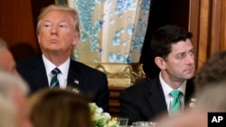 Le président Donald Trump, à gauche, est assis avec Paul Ryan à Capitol Hill à Washington, le 16 mars 2017.