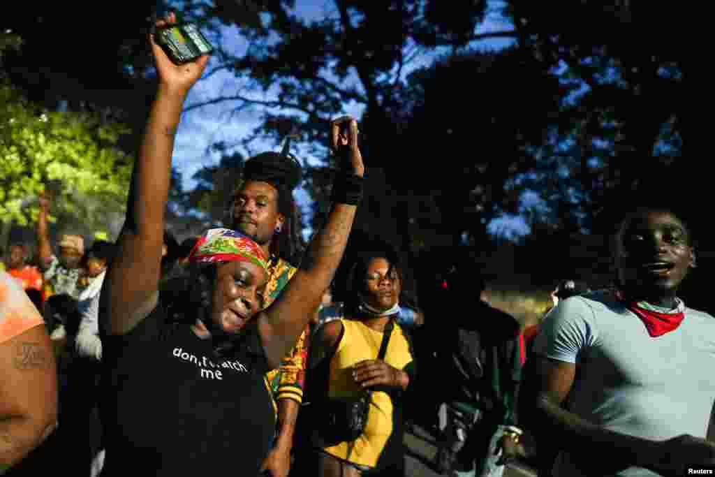 Moun sa yo ap pran plezi yo nan festival J'ouvert la nan Brooklyn, Nouyok siti, 6 Septanm, 2021.
