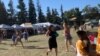 Des images de la chaîne de télévision NBC News ont montré des festivaliers en train de courir alors que des coups de feu retentissaient au Festival de l'ail de Gilroy, l'un des plus importants festivals de gastronomie du pays.