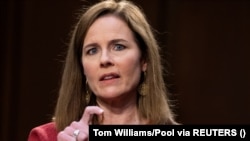La juge Amy Coney Barrett, candidate à la Cour suprême des États-Unis, témoigne lors du deuxième jour de son audience de confirmation à Washington.