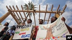 Les partisans de la loi sur l'action différée pour l'arrivée des enfants (DACA) et d'autres manifestent devant le 9e circuit du tribunal de district des États-Unis à Pasadena, en Californie, le 15 mai 2018.