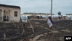 Une femme traverse le camp de personnes déplacées de Rann, au nord-est du Nigeria, près de la frontière camerounaise, le 29 juillet 2017.