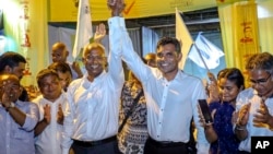 馬爾代夫反對派候選人薩利赫（左三）宣布勝選。