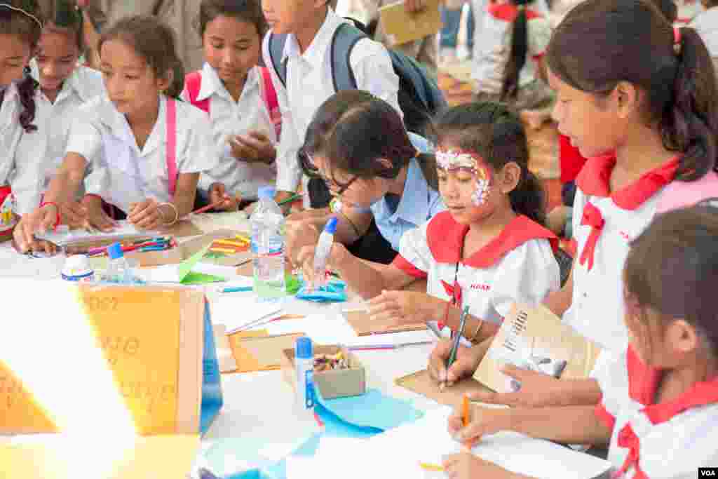 កម្មវិធីកំសាន្តបែបគូរគំនូរ សម្រាប់កុមារតូចៗនៅក្នុងពិព័រណ៍សៀវភៅនៅកម្ពុជាលើកទី៥ ក្រោមប្រធានបទ «បង្កើនការអាន បង្កើតការសរសេរ» នៅឯបណ្ណាល័យជាតិ ក្នុងរាជធានីភ្នំពេញ កាលពីថ្ងៃទី៣ ខែធ្នូ ឆ្នាំ២០១៦។ (ហ៊ាន សុជាតា/ VOA
