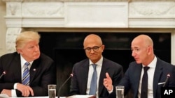 Le président Donald Trump, à gauche, et Satya Nadella, chef de la direction de Microsoft, écoutent Jeff Bezos, chef de la direction d'Amazon, lors d'une table ronde du American Technology Council à la Maison-Blanche, Washington, 19 juin 2017. 
