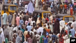 Une foule s'assemble pour constater les dégats après une attentat attribué au gorupe Boko Haram