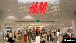 H&M ជា​ក្រុមហ៊ុន​ដ៏​ធំ​មួយ​ដែល​​​បញ្ជាទិញ​ទំនិញ​ពី​ឧស្សាហកម្ម​កាត់​ដេរ​សម្លៀក​បំពាក់​នៅ​ក្នុង​ប្រទេស​កម្ពុជា។​
