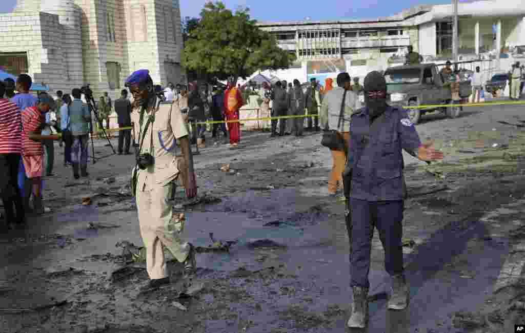 Les forces de sécurité se rendent sur les lieux après l'explosion d'une voiture piégée près du Parlement, à Mogadiscio, en Somalie, le 25 mars 2018.